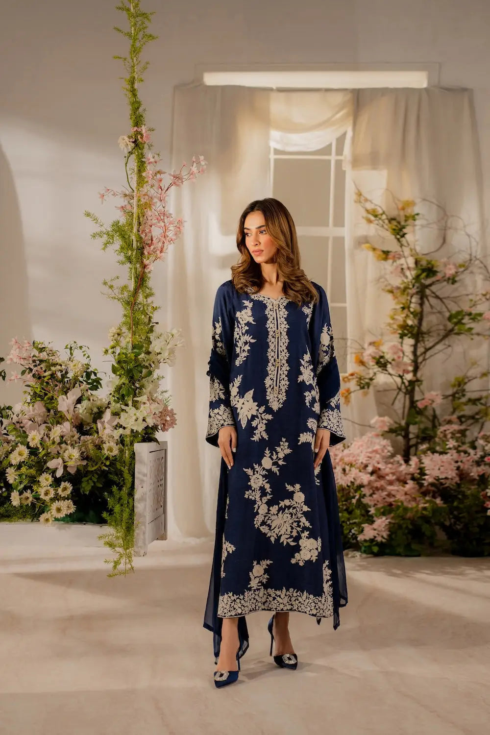 Women's embroidered linen stitched suit in blue with round neck